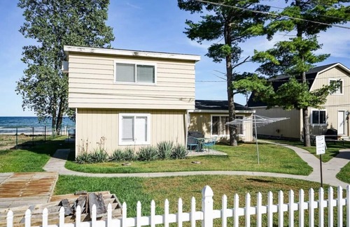 Oscoda House | Stunning views of Lake Huron