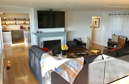 South Westside House | Stunning views of the Capitol Building, Capitol Lake, and Mt Rainier!