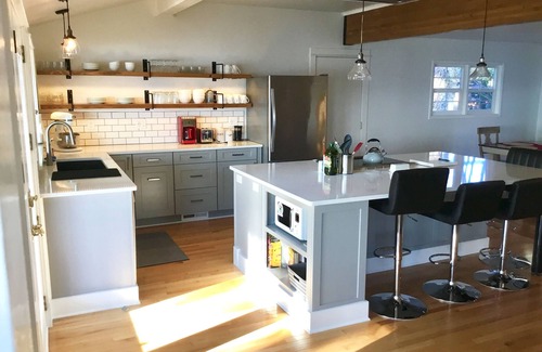 South Westside House | Stunning views of the Capitol Building, Capitol Lake, and Mt Rainier!