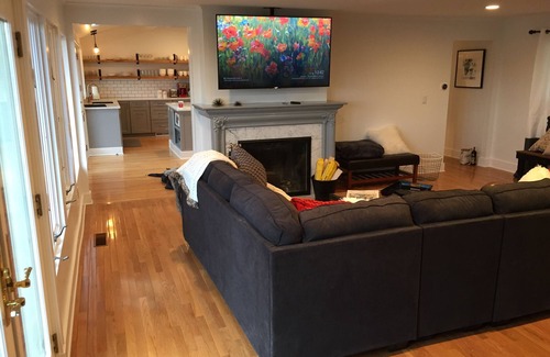 South Westside House | Stunning views of the Capitol Building, Capitol Lake, and Mt Rainier!