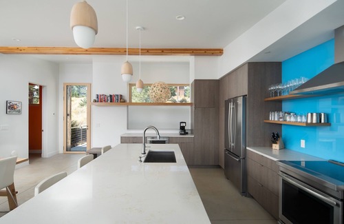 Nederland House | Stunning views overlooking Nederland, modern 3 BD solar powered home, sleeps 6