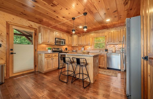 Blairsville Cabin | Stunning Views, Sleeps 10. Hot Tub. Book now to enjoy our Fabulous Fall!