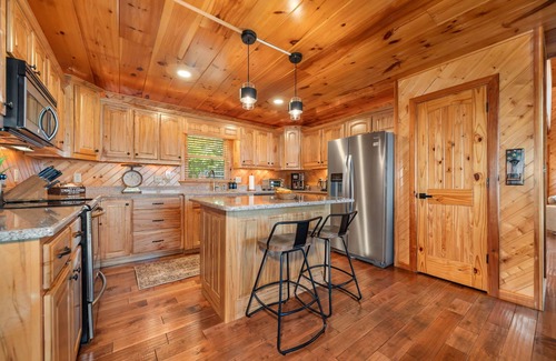 Blairsville Cabin | Stunning Views, Sleeps 10. Hot Tub. Book now to enjoy our Fabulous Fall!