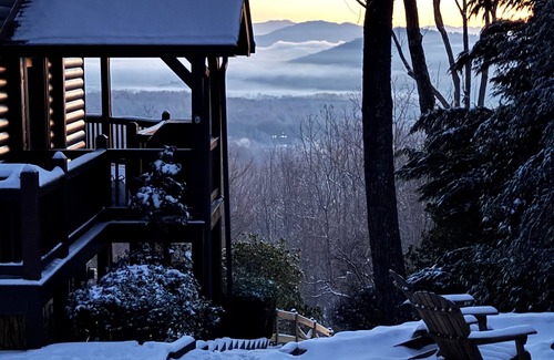 Blairsville Cabin | Stunning Views, Sleeps 10. Hot Tub. Book now to enjoy our Fabulous Fall!