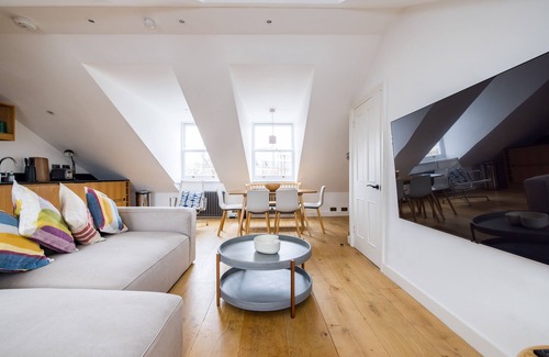 Colville Apartment | Stunning views, top floor flat