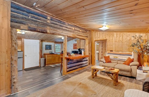 Jamestown Cabin | Stunning Views with Private Hot Tub