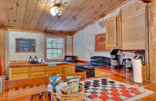 Jamestown Cabin | Stunning Views with Private Hot Tub