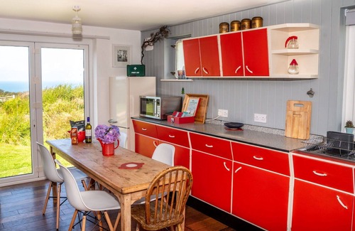 Pendeen House | Stunning villa for 6 guests with WIFI, TV, pets allowed and parking
