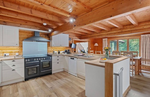Torlundy House | Stunning villa for 10 guests with WIFI, pets allowed and parking