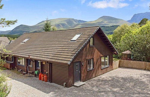 Torlundy House | Stunning villa for 10 guests with WIFI, pets allowed and parking