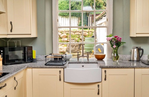 Catterick House | Stunning villa for 14 guests with WIFI, hot tub, TV, pets allowed and parking