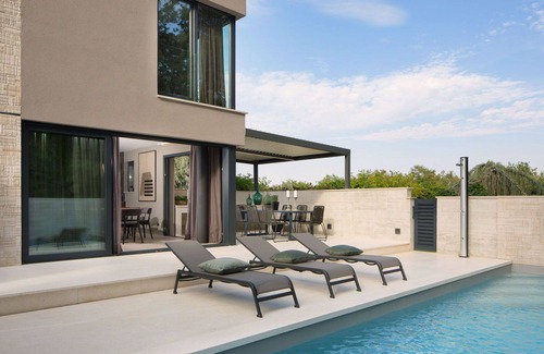 Đuba House | Stunning villa for 10 guests with private pool, WIFI, A/C, TV, terrace and parking