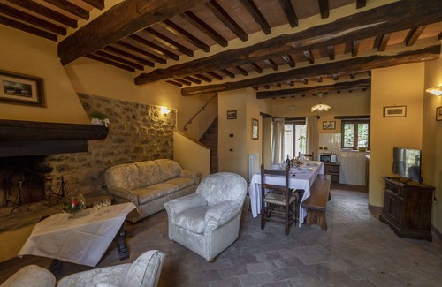 Pieve di Chio House | Stunning villa for 10 guests with private pool, WIFI, TV, patio, pets allowed and parking