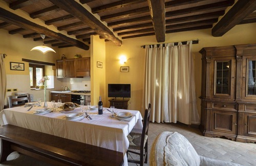 Pieve di Chio House | Stunning villa for 10 guests with private pool, WIFI, TV, patio, pets allowed and parking