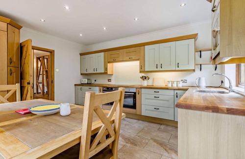 Horseheath House | Stunning villa for 12 people with WIFI, pets allowed and parking