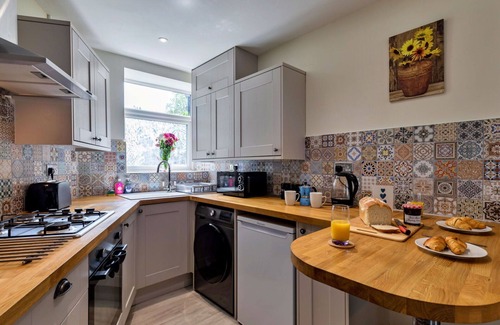 New Mills House | Stunning villa for 2 people with WIFI, pets allowed and parking
