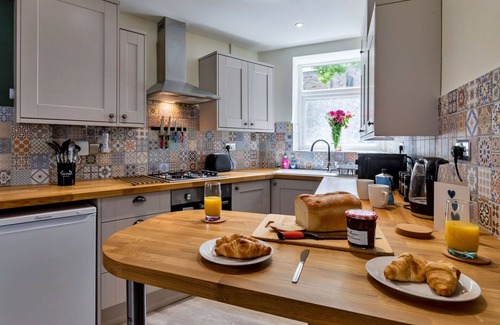 New Mills House | Stunning villa for 2 people with WIFI, pets allowed and parking