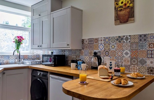 New Mills House | Stunning villa for 2 people with WIFI, pets allowed and parking