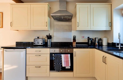 Freefolk House | Stunning villa for 4 guests with WIFI, TV, terrace, pets allowed and parking