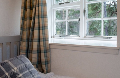 Alvie House | Stunning villa for 4 guests with WIFI, TV, patio, pets allowed and parking