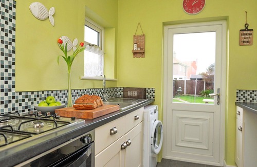 Kinmel Bay House | Stunning villa for 4 guests with WIFI, pets allowed and parking