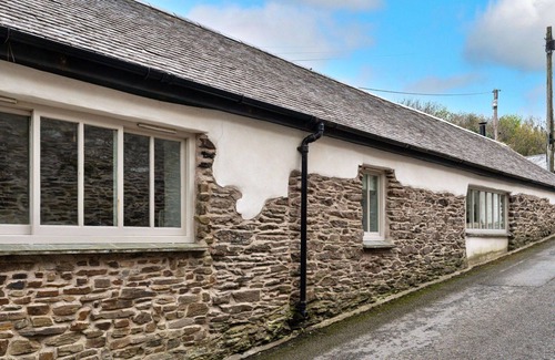 Portloe House | Stunning villa for 6 guests with WIFI, terrace, pets allowed and parking