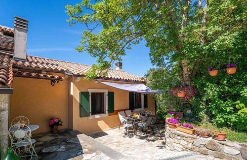 Grabri House | Stunning villa for 7 guests with hot tub, private pool, A/C, WIFI, TV, pets allowed and parking