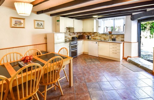 Fivelanes House | Stunning villa for 7 people with hot tub, WIFI, TV, patio, pets allowed and parking