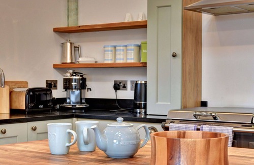 Summerbridge House | Stunning villa for 8 guests with WIFI and parking