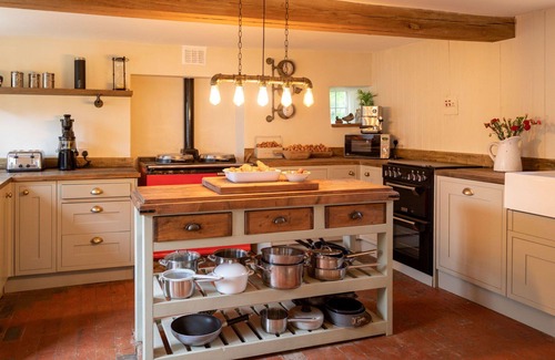 Thrapston House | Stunning villa for 8 guests with WIFI, TV, terrace and pets allowed