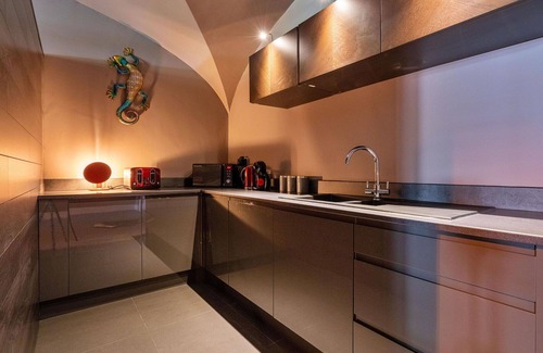 Hickleton House | Stunning villa for 9 guests with WIFI, TV, terrace, pets allowed and parking