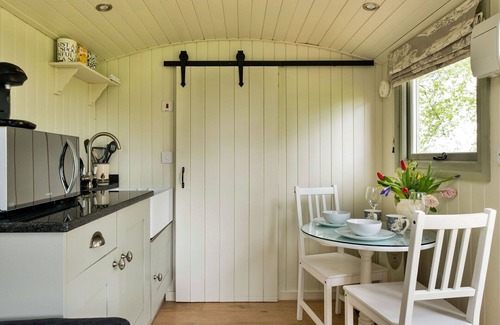Nordley House | Stunning villa for 2 people with WIFI, TV, terrace and parking