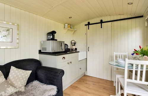 Nordley House | Stunning villa for 2 people with WIFI, TV, terrace and parking