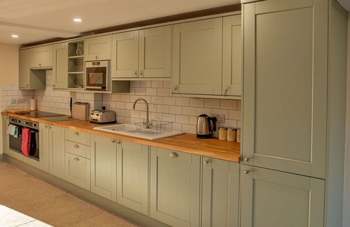 Little Rissington House | Stunning villa for 8 guests with WIFI, hot tub, pets allowed and parking