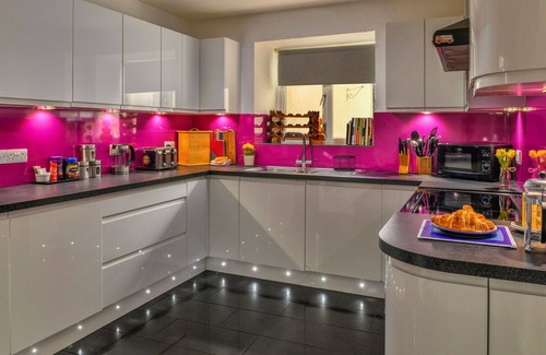 Cwmtirmynach House | Stunning villa for 8 guests with WIFI, TV and pets allowed
