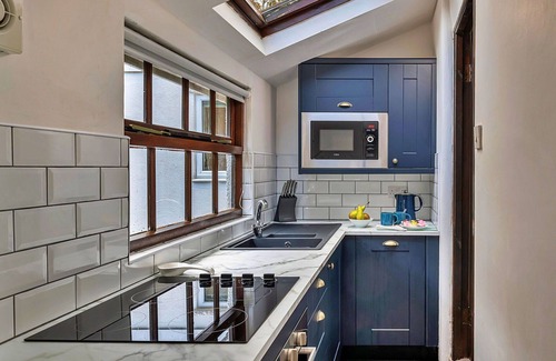 Dolwyddelan House | Stunning villa for 5 people with hot tub, WIFI, TV and parking