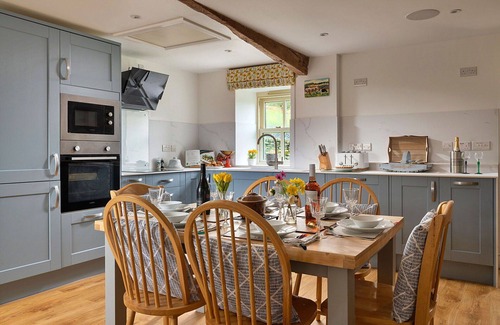 Llandrillo House | Stunning villa for 6 people with WIFI, hot tub, TV, terrace and parking