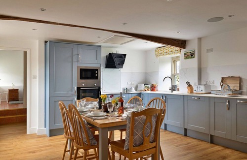 Llandrillo House | Stunning villa for 6 people with WIFI, hot tub, TV, terrace and parking