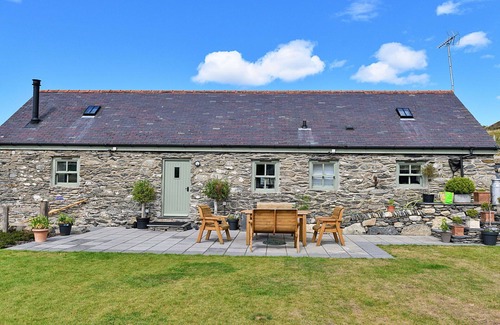 Llandrillo House | Stunning villa for 6 people with WIFI, hot tub, TV, terrace and parking
