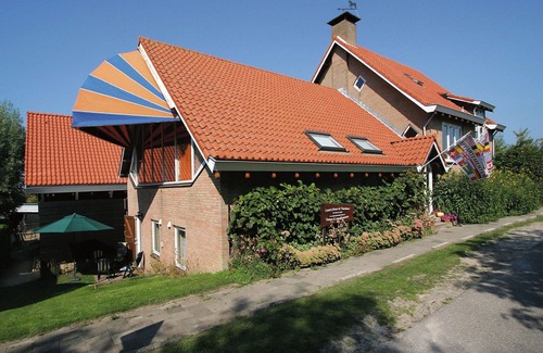 Wissenkerke Villa | Stunning villa for 4 guests with WIFI, TV, terrace, pets allowed and parking