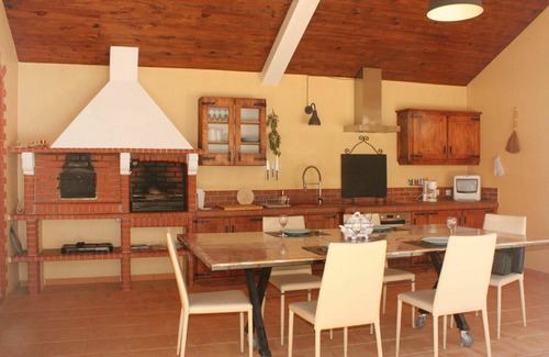 Montijo House | Stunning villa for 6 guests with A/C, WIFI, pool, TV, terrace and parking