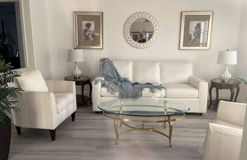 Long Meadow Villa | Stunning Villa in Golfer's Paradise/Canal Views