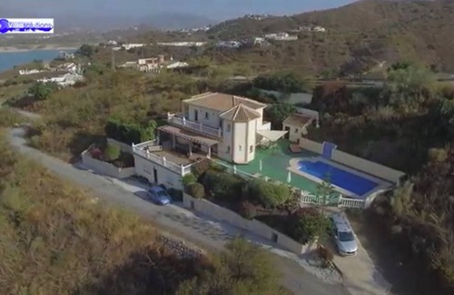 Los Romanes Villa | Stunning Villa with a Private Pool, Panoramic views of Lake Vinuela