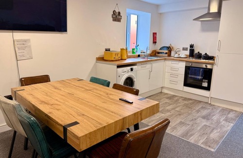 Southport House | Stunning Villa with Secluded Garden - Sleeps 10 - ideal for Groups & Families