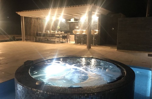 Vale Covo Villa | Stunning Villa with Private Infinity Pool, hot tub and fire-pit