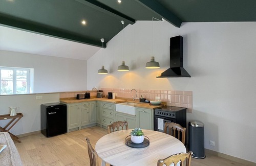 Berson Cottage | Stunning vineyard cottage with pool and terrace