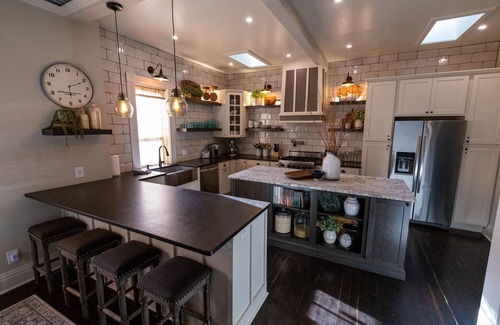 Canon City House | Stunning Vintage Victorian-Era Cottage - Walk to train/river/park/downtown.