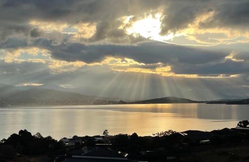 Tranmere Apartment | Stunning water view home in Hobart