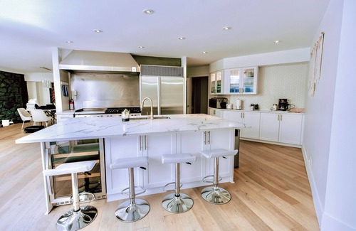 District of North Vancouver Villa | ✨Stunning Waterfront views Retreat Villa, 5 Bed, 5 Bath, Pool, Sauna, Hot tub✨