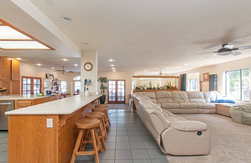 La Mesa House | *Stunning Waterfall & Glittering Pool*Spacious Home*Perfect 4 Family Reunions*